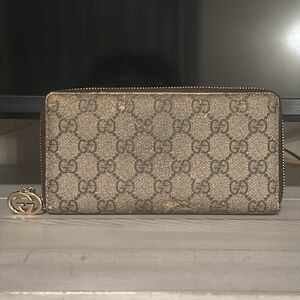 Gucci
GG Supreme Continental Wallet